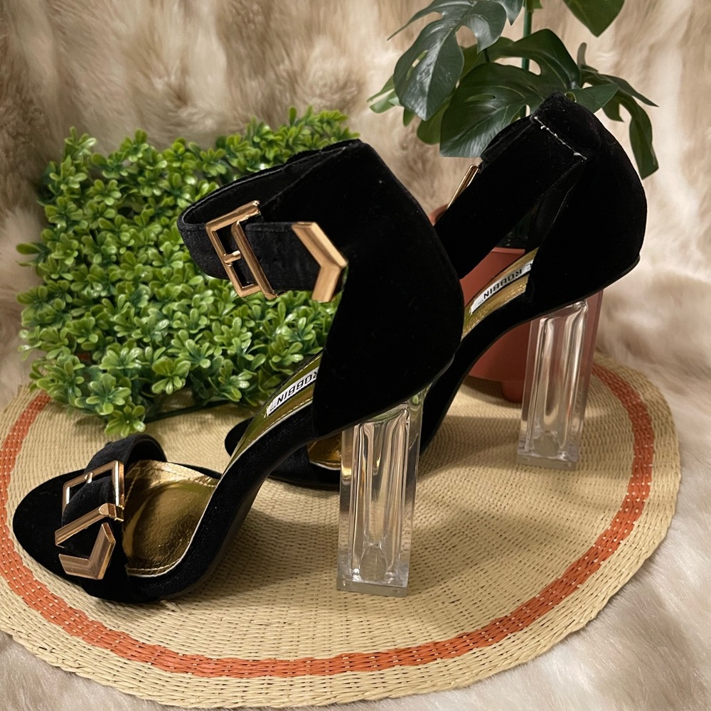 NWT~ Beautiful ankle strap high heels shoes